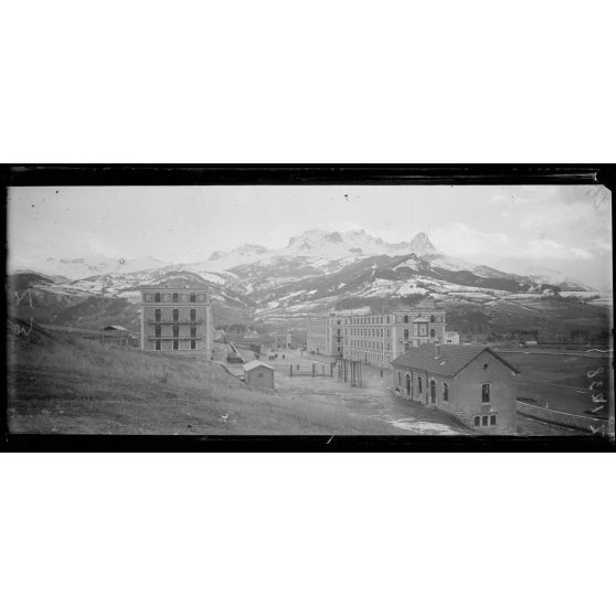 Barcelonnette. Dépôt de prisonniers allemands. Vue d’ensemble des casernes. [légende d’origine]