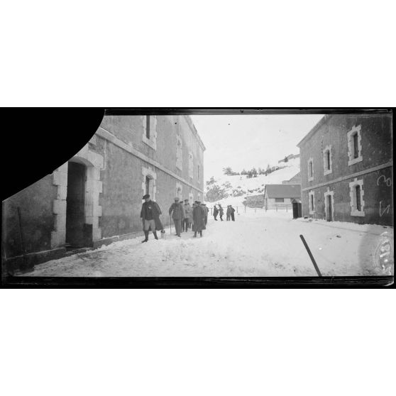 Fort du Randouillet, près Briançon. Dépôt d’officiers allemands pendant la promenade. [légende d’origine]