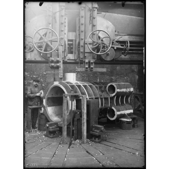 Aciéries de Saint-Chamond. Tour Schiess horizontal pour berceau à tourillons pour obusier de 400 mm. [légende d'origine]