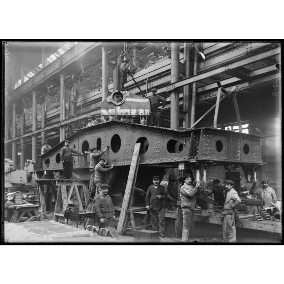 Aciéries de Saint-Chamond. Construction d'un pont en tôlerie pour canon de 340 mm. [légende d'origine]