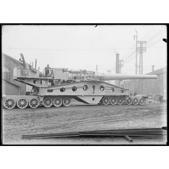 Aciéries de Saint-Chamond. Matériel d'artillerie lourde à grande puissance. Canon de 340 mm monté sur truck. Poids 164 000 kg - portée 35 kilomètres - longueur 17 m ; poids du projectile 550 kilogrammes. [légende d'origine]