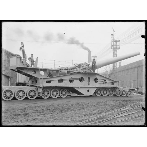 Aciéries de Saint-Chamond. Canon de 340 mm monté sur truck. Position de tir. [légende d'origine]