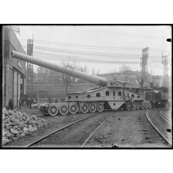 Aciéries de Saint-Chamond. Canon de 340 mm monté sur truck. Position de tir. [légende d'origine]