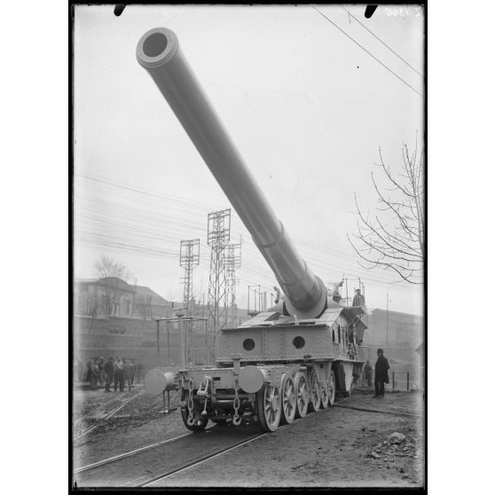 Aciéries de Saint-Chamond. Canon de 340 mm en position de tir. [légende d'origine]