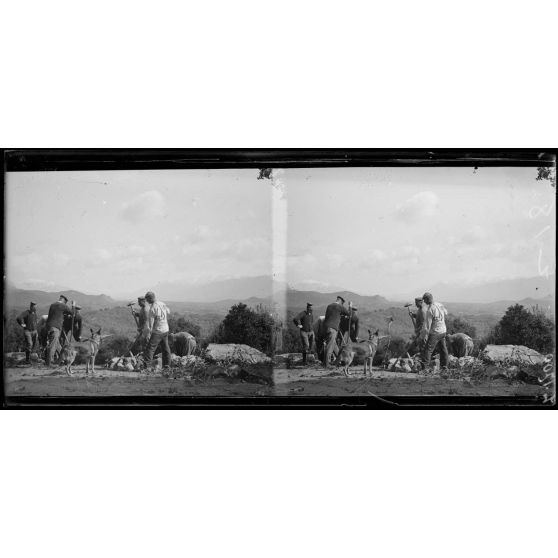 Dépôt de Castelluccio. Prisonniers travaillant à la route. [légende d’origine]