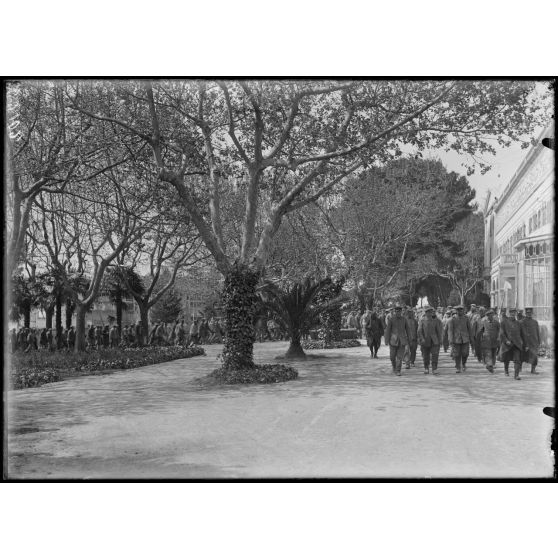 Port-de-Bouc (Bouches-du-Rhône). Prisonniers employés à la construction d'une usine de produits chimiques (usine Kuhlmann). Les prisonniers revenant du travail. [légende d'origine]