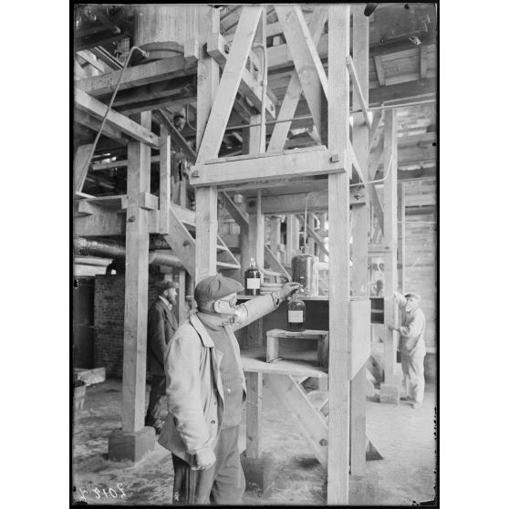 Salin-de-Giraud (Bouches-du-Rhône). Usine de produits chimiques (Compagnie d'Alais et de Camargue). Mise en flacon de la balarite. [légende d'origine]