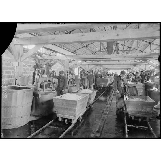 Salin-de-Giraud (Bouches-du-Rhône). Usine de produits chimiques (Compagnie d'Alais et de Camargue). Fabrication de la mélinite. Atelier d'essoreuses. [légende d'origine]