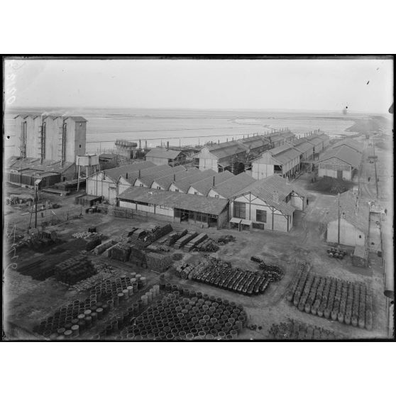 Poudrerie de Port Saint-Louis-du-Rhône. Ensemble de l'usine à acide nitrique. [légende d'origine]