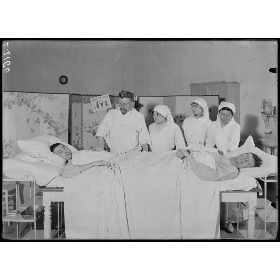 Paris. Hôpital du Grand Palais, service du docteur Laurent. Greffe interfémorale. Les 2 blessés dans leur lit commun pendant la greffe intefémorale. [légende d'origine]