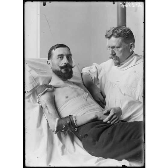 Paris. Hôpital du Grand Palais, service du docteur Laurent. Greffe à l'aide d'un médius amputé sur un autre blessé (pseudarthrose de 9 à 10 cm de l'humérus droit). [légende d'origine]