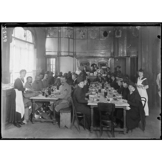 Paris rue de Presbourg. Restaurant à prix réduits La Familiale, installé à l'hôtel Mercedes pour les réfugiés des régions envahies. [légende d'origine]