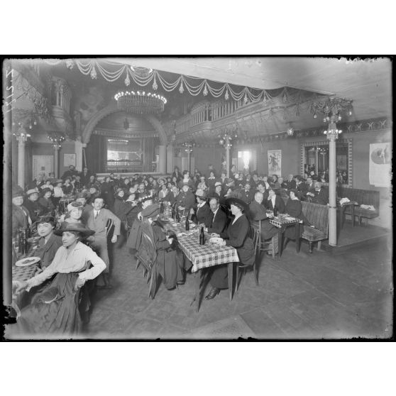 Restaurant à prix réduits pour les artistes, installé à La Feria, rue Fontaine, Paris. [légende d'origine]