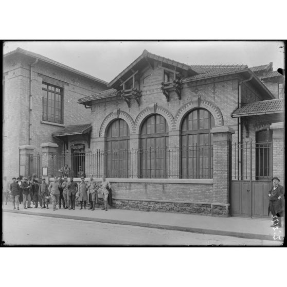 Paris. Dispensaire Léon Bourgeois, rue Vanneau, 55. Façade sur rue. [légende d'origine]