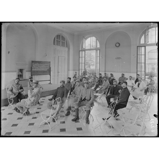 Paris. Dispensaire Léon Bourgeois, rue Vanneau, 55. Salle d'attente. [légende d'origine]