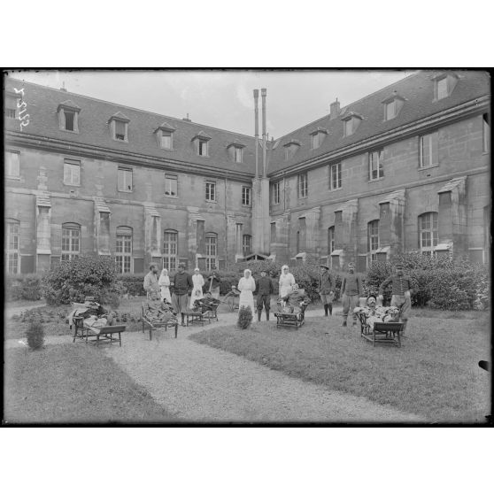 Paris. Dispensaire Léon Bourgeois, rue Vanneau, 55. Le jardin. [légende d'origine]