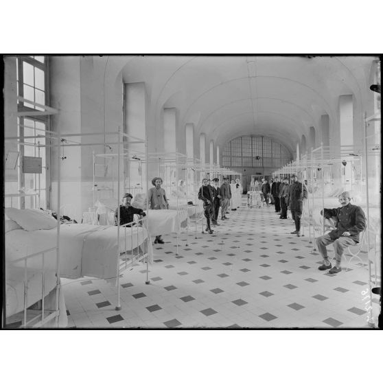 Paris. Dispensaire Léon Bourgeois, rue Vanneau, 55. Une salle de malades (salle Quesnay). [légende d'origine]