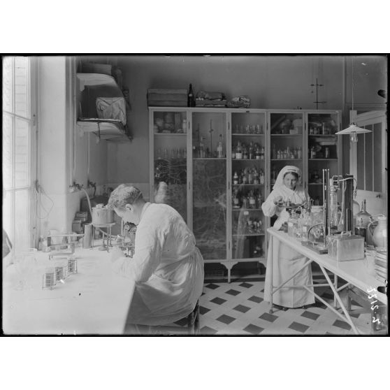 Paris. Dispensaire Léon Bourgeois, rue Vanneau, 55. Le laboratoire. [légende d'origine]