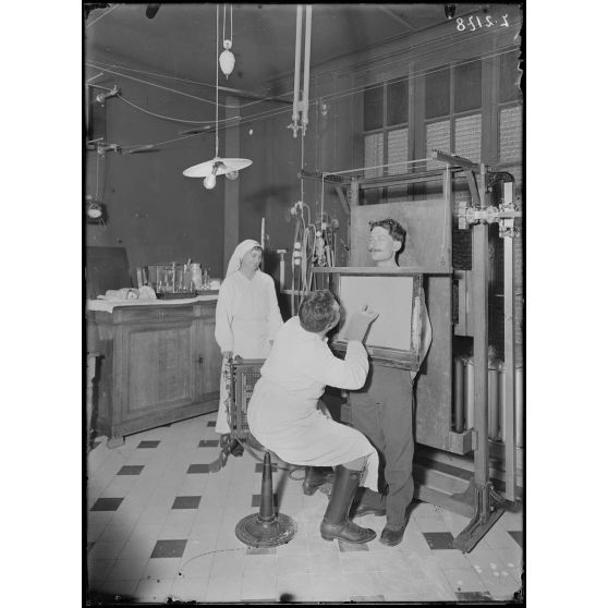 Paris. Dispensaire Léon Bourgeois, rue Vanneau, 55. Salle de radiographie. [légende d'origine]