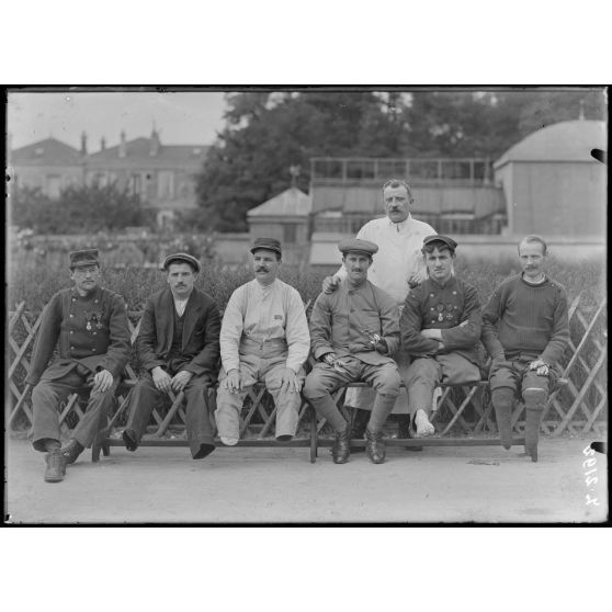 Saint-Maurice (Seine). Hôpital militaire n°5bis. Groupe d'amputés dans le jardin de l'hôpital. [légende d'origine]