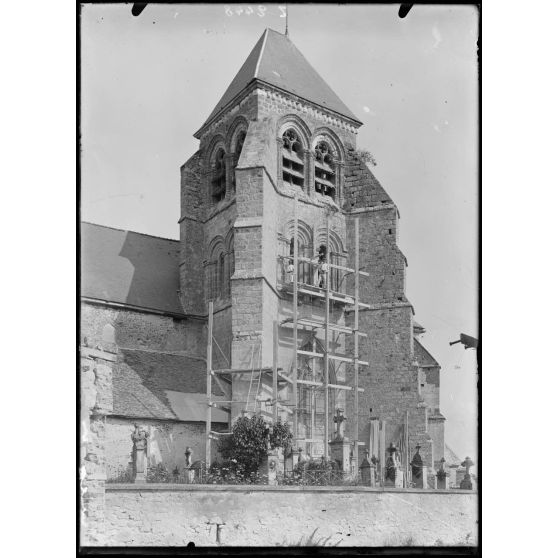 Corroy (Marne). Eglise bombardée en réparation. / Corroy. L'église bombardée en réparation. [légende d'origine]