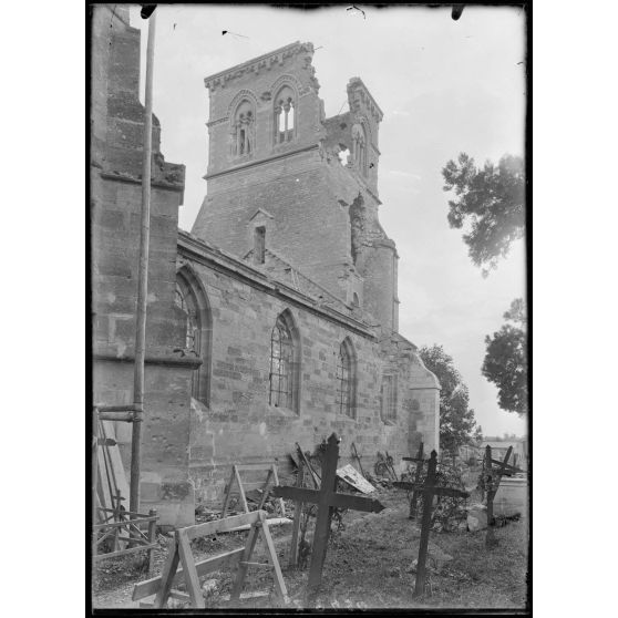 Maurupt (Marne). Eglise. / Maurupt-le-Montois. L'église bombardée en septembre 1914. Façade nord-ouest. [légende d'origine]