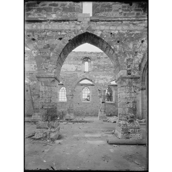 Maurupt (Marne). Intérieur de l'église. / Maurupt-le-Montois. L'église bombardée en septembre 1914. Vue des bas-côtés et de la nef. [légende d'origine]