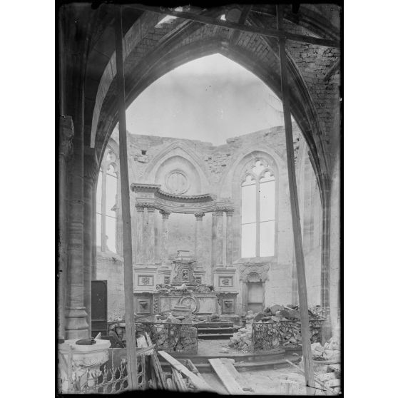 Maurupt (Marne). Intérieur de l'église. / Maurupt-le-Montois. L'église bombardée en septembre 1914. Le chœur. [légende d'origine]