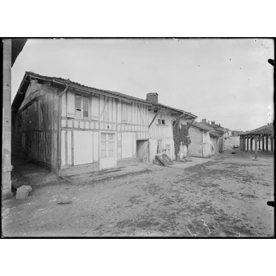 Document Beaux Arts / Cheminon. Une rue du village. [légende d'origine]