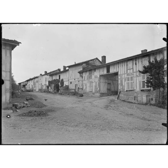 Document Beaux Arts. / Cheminon. Une rue du village. [légende d'origine]