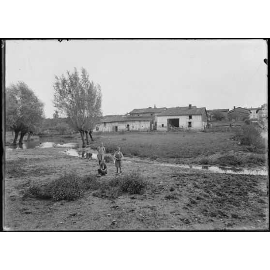 Document Beaux Arts. / Cheminon. Lisières du village. [légende d'origine]