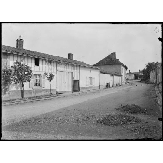 Document Beaux Arts. / Cheminon. Une rue du village. [légende d'origine]