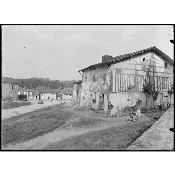 Document Beaux Arts. / Cheminon. Une rue du village. [légende d'origine]