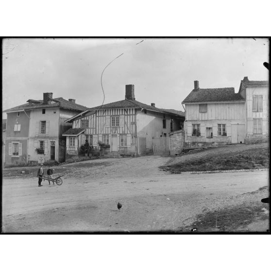 Document Beaux Arts. / Cheminon. Une rue du village. [légende d'origine]