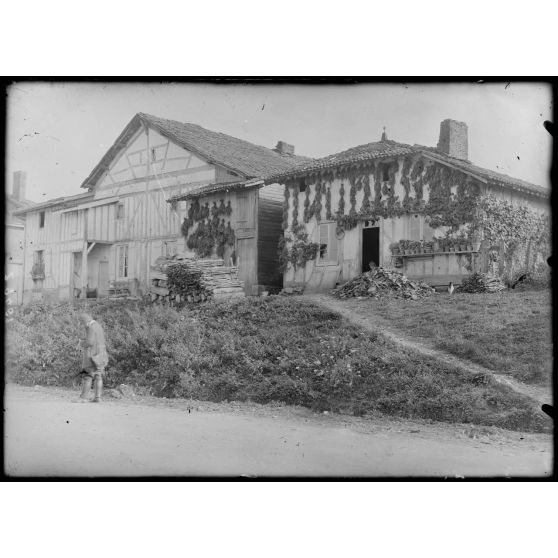 Document Beaux Arts. / Cheminon. Type de maison, paquets de légumes séchant le long des murs. [légende d'origine]