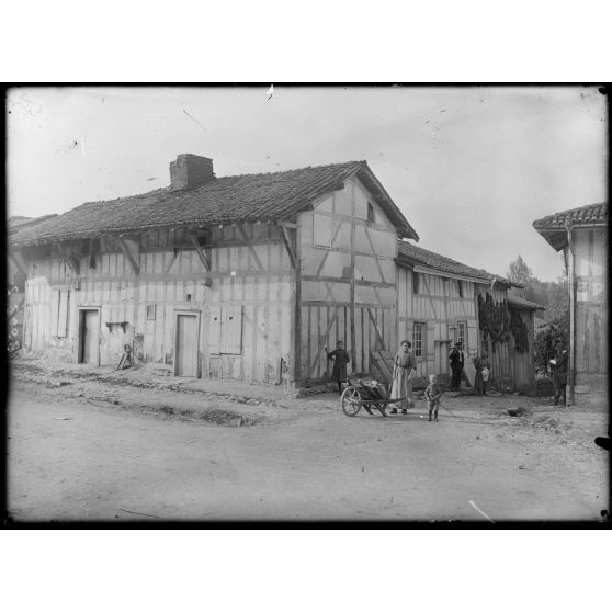 Document Beaux Arts. / Cheminon. Type de maison. À droite, paquets de légumes séchant le long des murs. [légende d'origine]