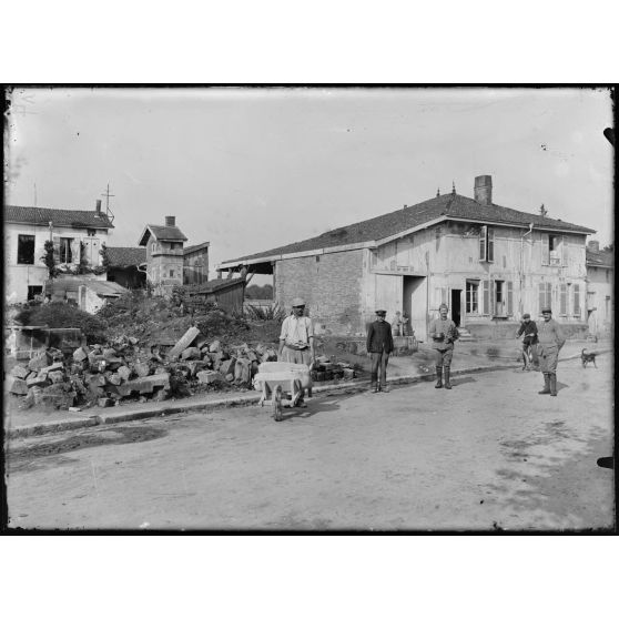 Sermaize (Marne). Ruines. / Sermaize. Une rue bombardée en septembre 1914. [légende d'origine]