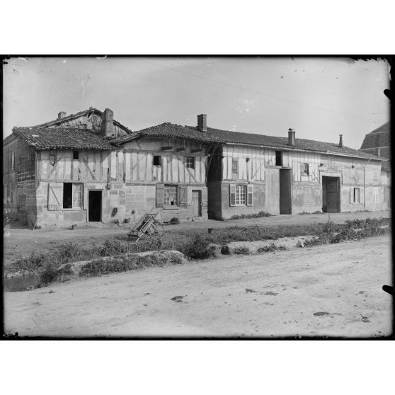 Document Beaux Arts. / Rancourt. Type de maison du village. [légende d'origine]