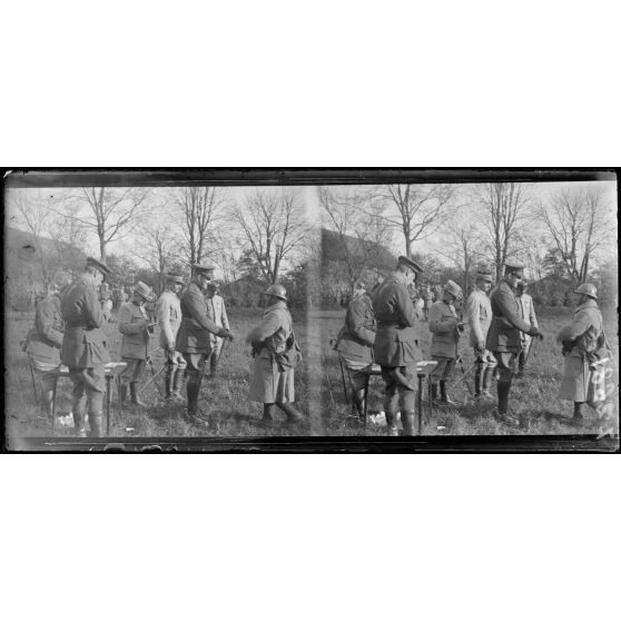 Jonchery-sur-Vesle (Marne). QG de la 5e armée. Remise de décoration par le prince Arthur de Connaught. Le prince et le général Mazel. [légende d’origine]