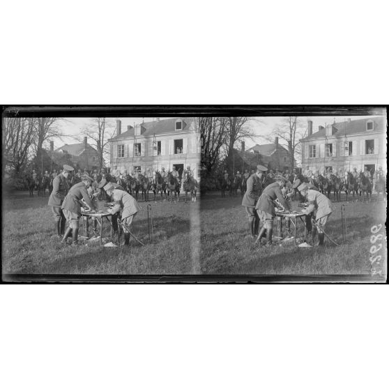 Jonchery-sur-Vesle (Marne). QG de la 5e armée. Pendant la remise de décorations. [légende d'origine]