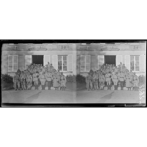 Jonchery-sur-Vesle (Marne). Après la remise de décorations. Un groupe d’officiers et soldats décorés. [légende d’origine]