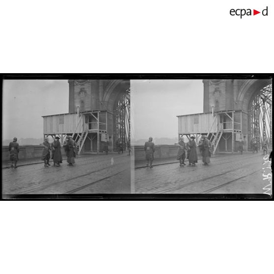 Ludwigshafen. Bavière. Sentinelles au pont de Mannheim examinant les papiers des promeneurs. [légende d'origine]