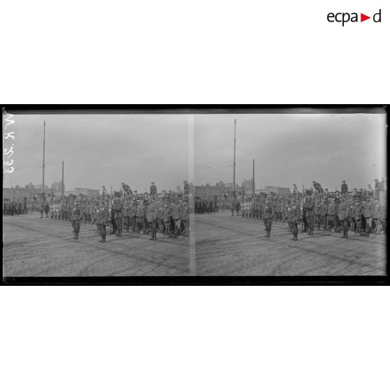 Ludwigshafen. Palatinat. Remise d'un drapeau au 1er Tirailleurs malgaches. Le colonel reçoit le drapeau. [légende d'origine]