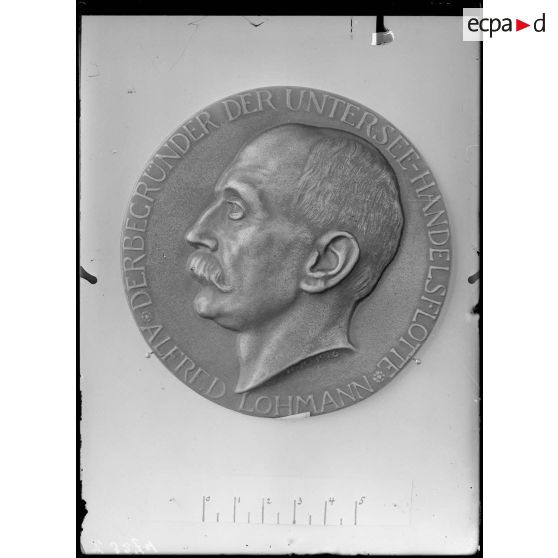 Paris. Musée Leblanc. Médaille de Lohmann, fondateur de la flotte sous-marine allemande. [légende d’origine]