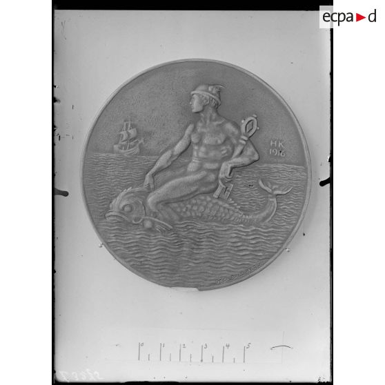 Paris. Musée Leblanc. Médaille de Lohmann, fondateur de la flotte sous-marine allemande (revers). [légende d’origine]