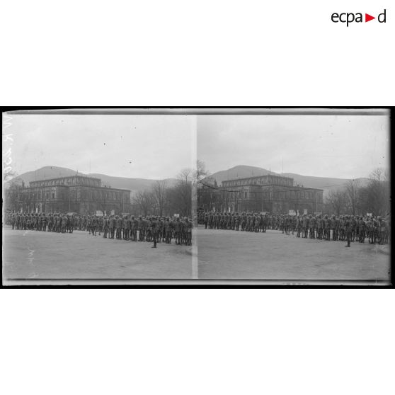 Neustadt. Palatinat. Remise d'un drapeau à une section siamoise d'automobile. [légende d'origine]