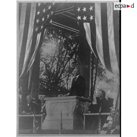 [Reproduction d'une photographie représentant le président américain Thomas Woodrow Wilson pendant un discours].