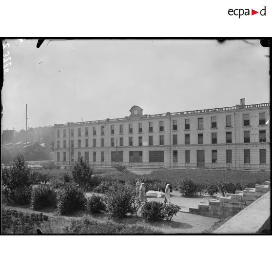 Paris. Val-de-Grâce. Le pavillon des élèves pharmaciens. [légende d'origine]