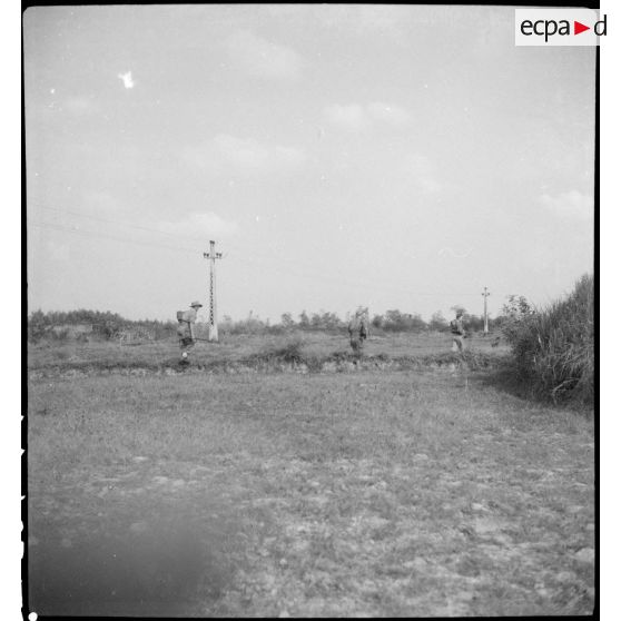 Opération de déminage par des éléments du 5e REI (régiment étranger d'infanterie) au cours d'une opération sur la route entre Hanoï et Haïphong.