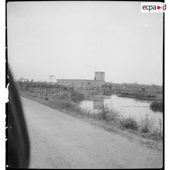 Un fortin sur la route entre Hanoï et Haïphong.